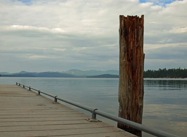 Drewnianym pomostem nad jeziorem spokoju — Zdjęcie stockowe