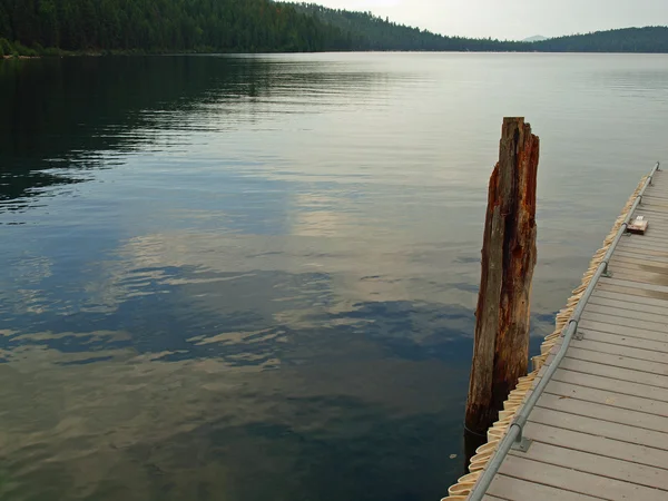 Вуден Док на спокойном озере — стоковое фото