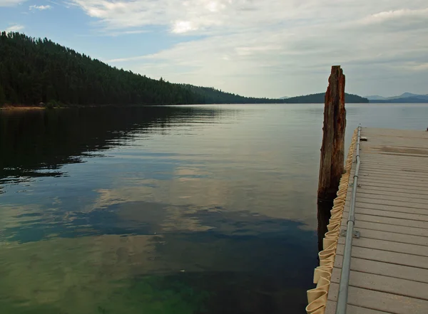 Quai en bois sur un lac calme — Photo