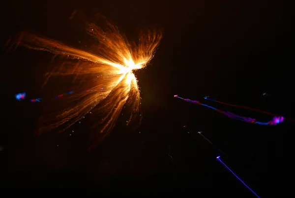 Sentiers de feux d'artifice avec un effet de zoom flou — Photo