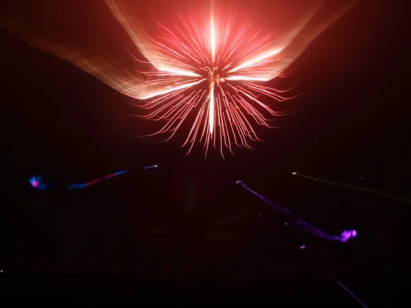 Trilhas de fogos de artifício com um efeito de lente de zoom desfocado — Fotografia de Stock