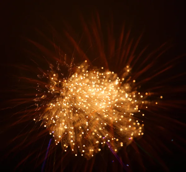Fireworks szlaki z niewyraźne Zoom obiektywu efekt — Zdjęcie stockowe
