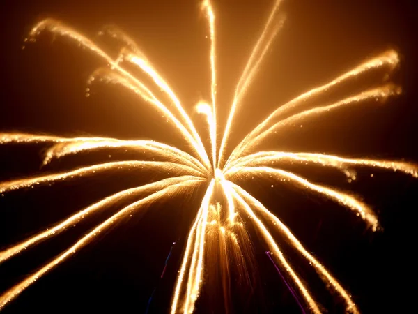 Trilhas de fogos de artifício com um efeito de lente de zoom desfocado — Fotografia de Stock