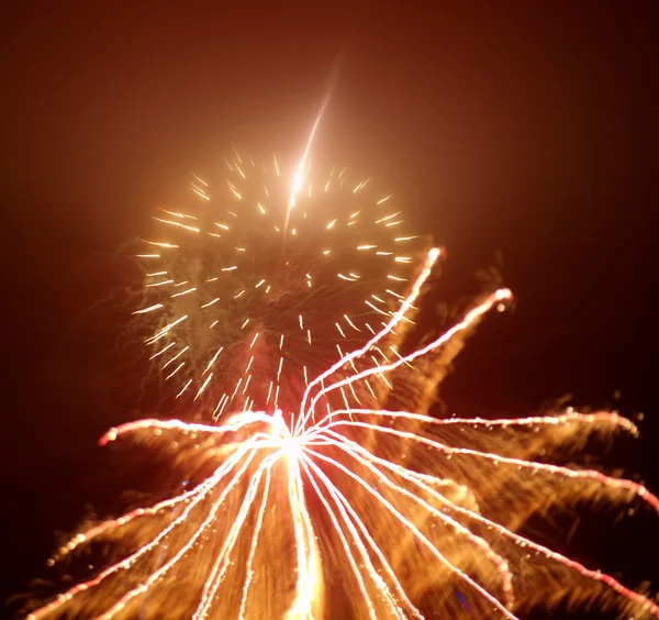 Senderos de fuegos artificiales con un efecto de lente de zoom borroso —  Fotos de Stock