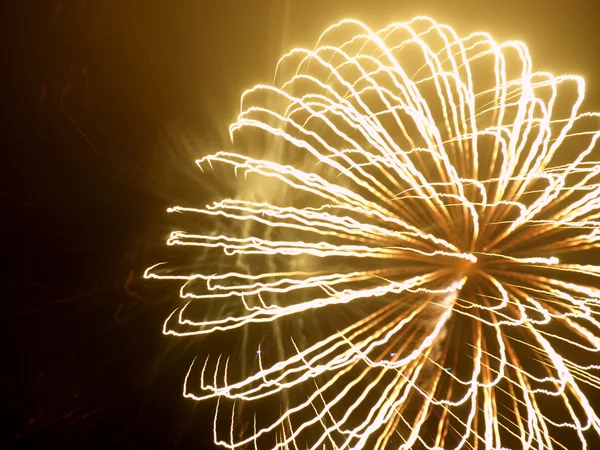 Trilhas de fogos de artifício com um efeito de lente de zoom desfocado — Fotografia de Stock
