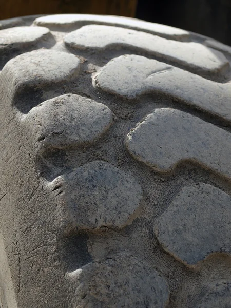 Close Up van een bouw voertuigen banden loopvlakken — Stockfoto