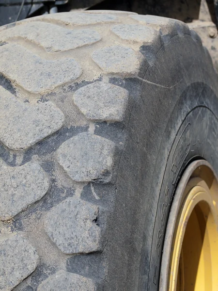 Detailní záběr z běhounů pneumatik vozidel stavby — Stock fotografie