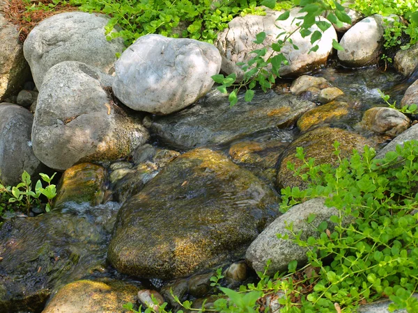 Belle étang et avec une petite cascade rocheuse — Photo