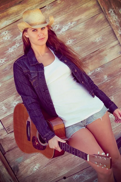 Land meisje bedrijf Guitar — Stockfoto