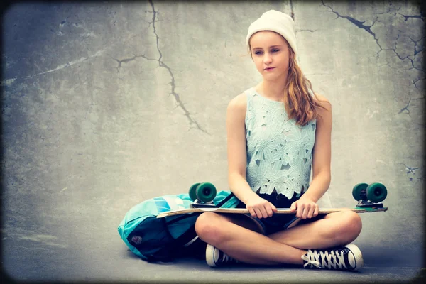 Chica patinadora adolescente — Foto de Stock