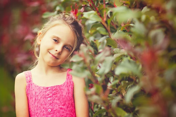 Hübsches kleines Mädchen — Stockfoto