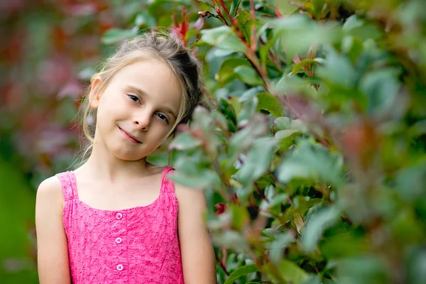 Piccola ragazza sorridente — Foto Stock