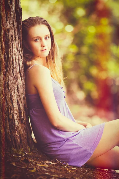 Chica sentada por árbol —  Fotos de Stock