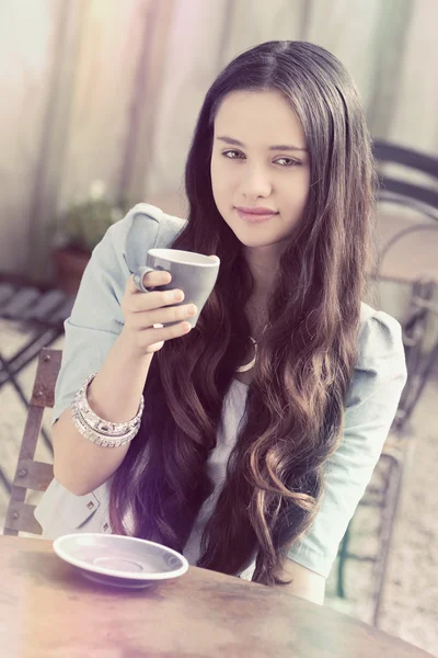 Mujer bebiendo café — Foto de Stock