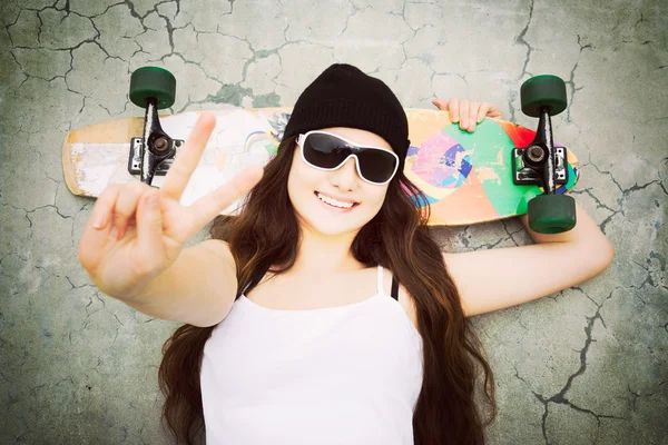 Peace Sign Skater Girl — Stockfoto