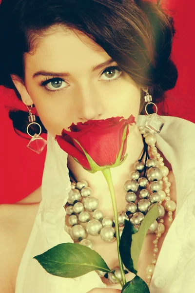 Жінка тримає червону троянду — стокове фото