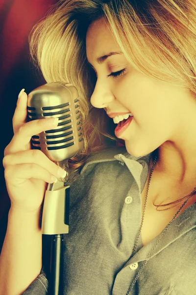 Beautiful Womaning Singing — Stock Photo, Image