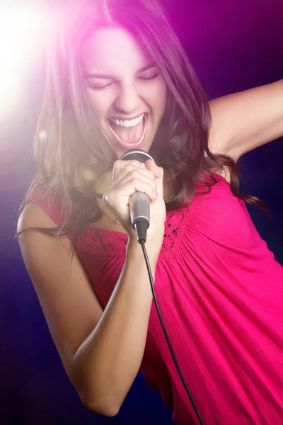 Zingen tiener meisje — Stockfoto
