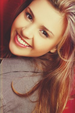 Gülümseyen genç kadın