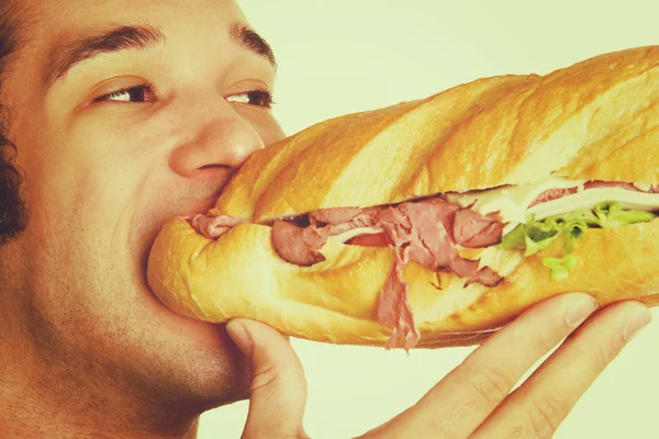 Homem comendo sanduíche — Fotografia de Stock