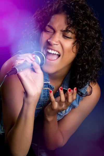 Cantante hembra negra — Foto de Stock