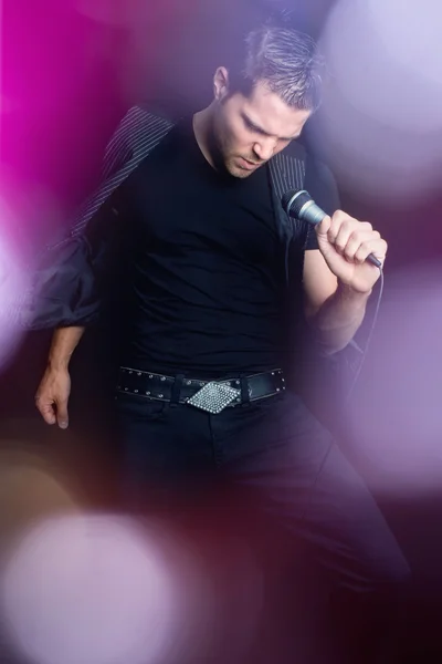 Şarkı söyleyen adam ışıklarda — Stok fotoğraf