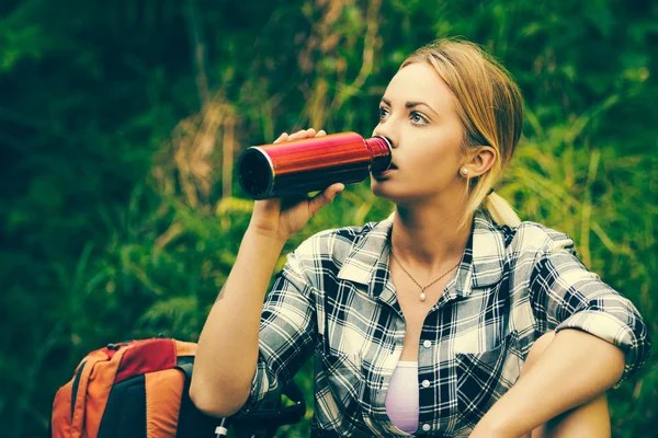 Vrouw die water drinkt — Stockfoto