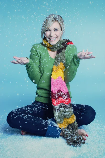 Frau spielt im Schnee — Stockfoto