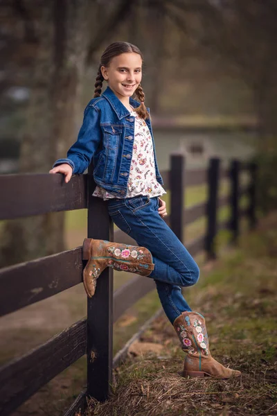 Menina Bonita Botas Cowboy — Fotografia de Stock