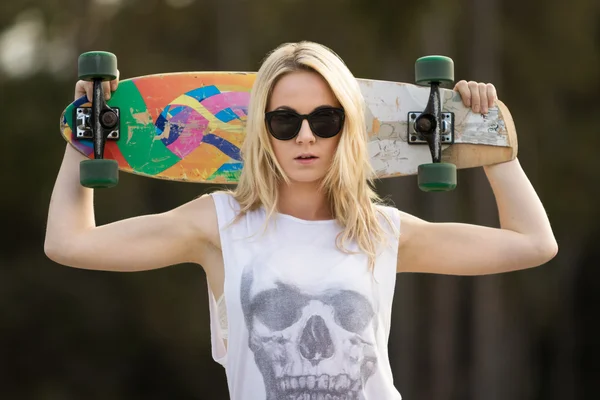 Menina adolescente segurando skate — Fotografia de Stock