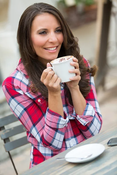 コーヒーを飲む女性の笑みを浮かべてください。 — ストック写真