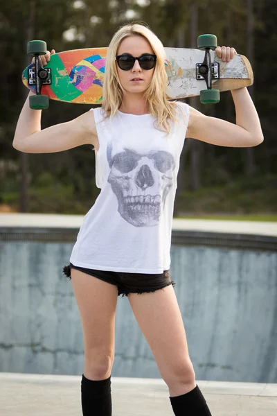Skater Girl anläggning Skateboard — Stockfoto