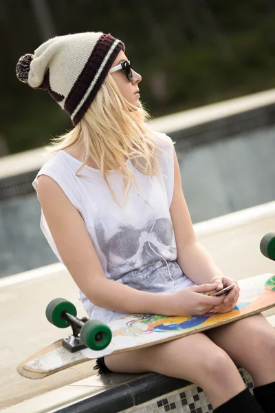 Skater Girl Holding monopatín — Foto de Stock