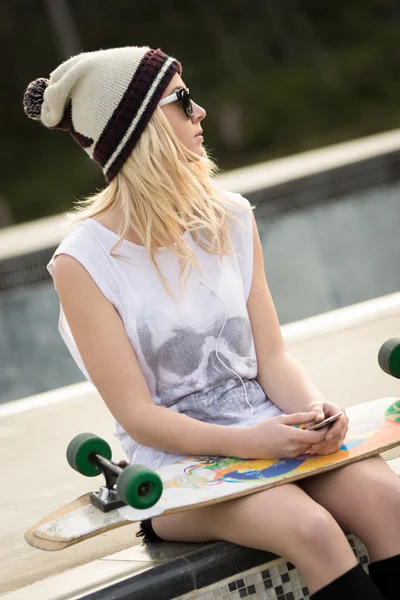 Skatista menina segurando skate — Fotografia de Stock