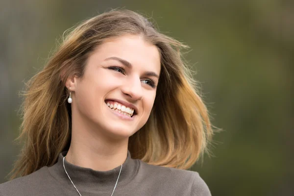 Hübsches lachendes Teenager-Mädchen — Stockfoto