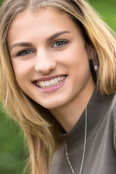 Linda menina adolescente sorridente — Fotografia de Stock