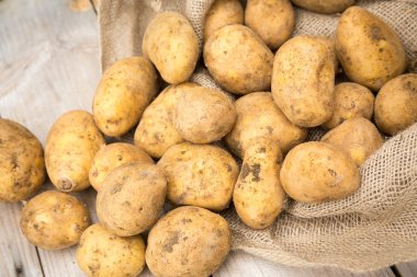 Patates çuvalı dışarı dökülmesini