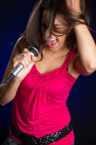 Chica cantando con micrófono — Foto de Stock