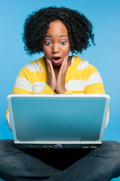 Shocked Woman Using Laptop — Stock Photo, Image