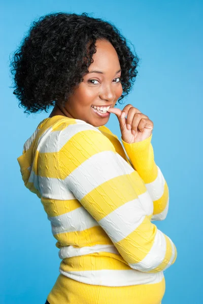 Mooie jonge zwarte vrouw die lacht — Stockfoto