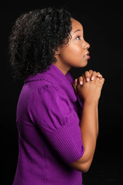 Όμορφη αφρικανική αμερικανική γυναίκα που προσεύχεται — Φωτογραφία Αρχείου
