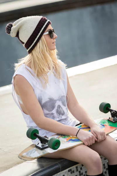 Ładny Blond Skater Girl — Zdjęcie stockowe