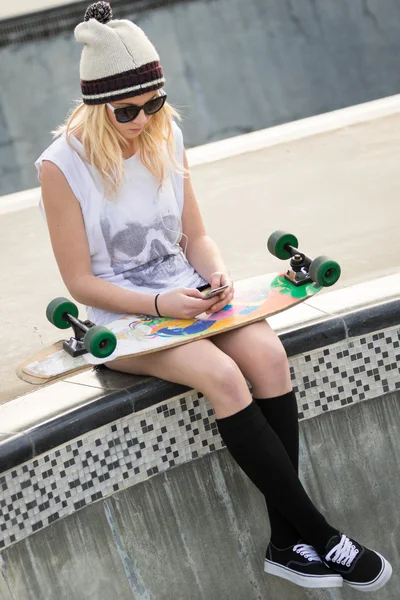Chica patinadora escuchando música — Foto de Stock