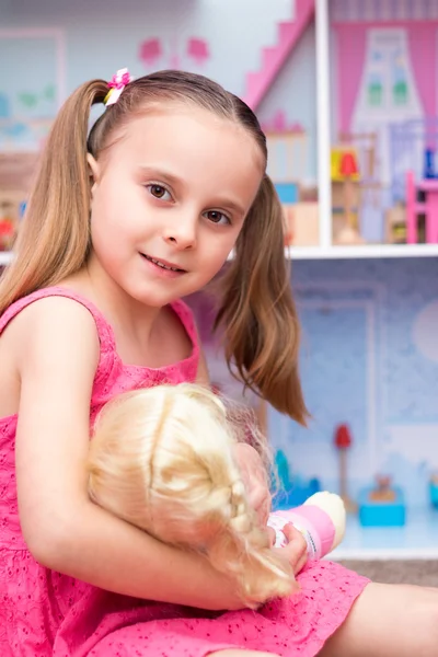 Mädchen spielt Puppen — Stockfoto