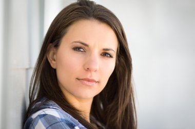 Güzel esmer kadın.