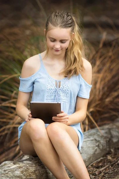 Tonårig flicka använder tablet — Stockfoto