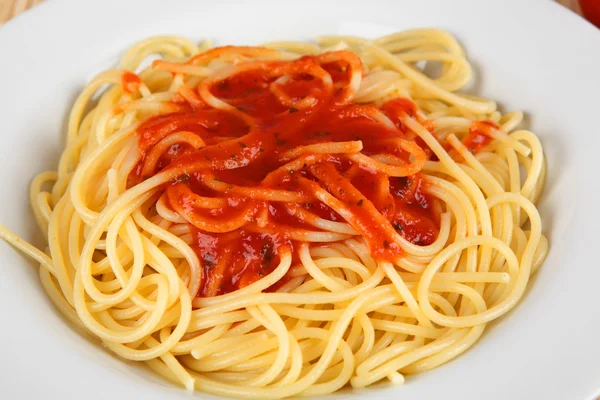 Spahgetti con salsa de tomate —  Fotos de Stock
