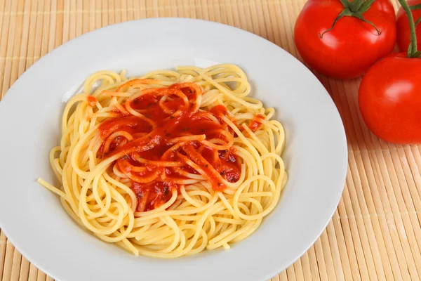 Spahgetti con salsa de tomate —  Fotos de Stock