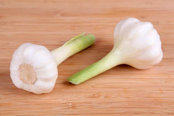 Frischer Knoblauch auf Schneidebrett — Stockfoto