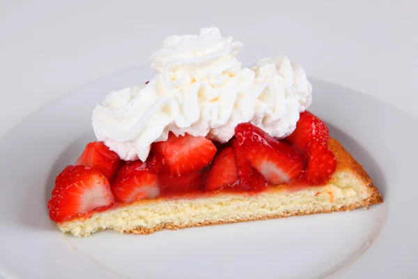 Erdbeerkuchen mit Sahne — Stockfoto